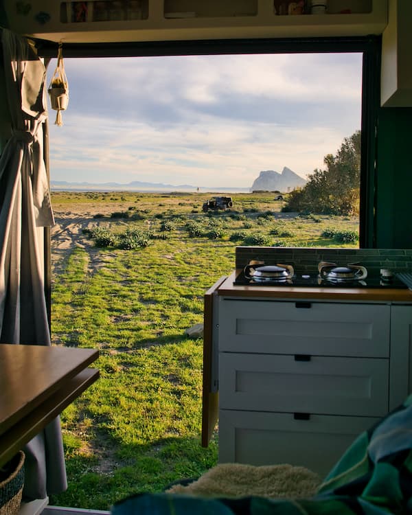 Van von innen mit Blick auf den Strand