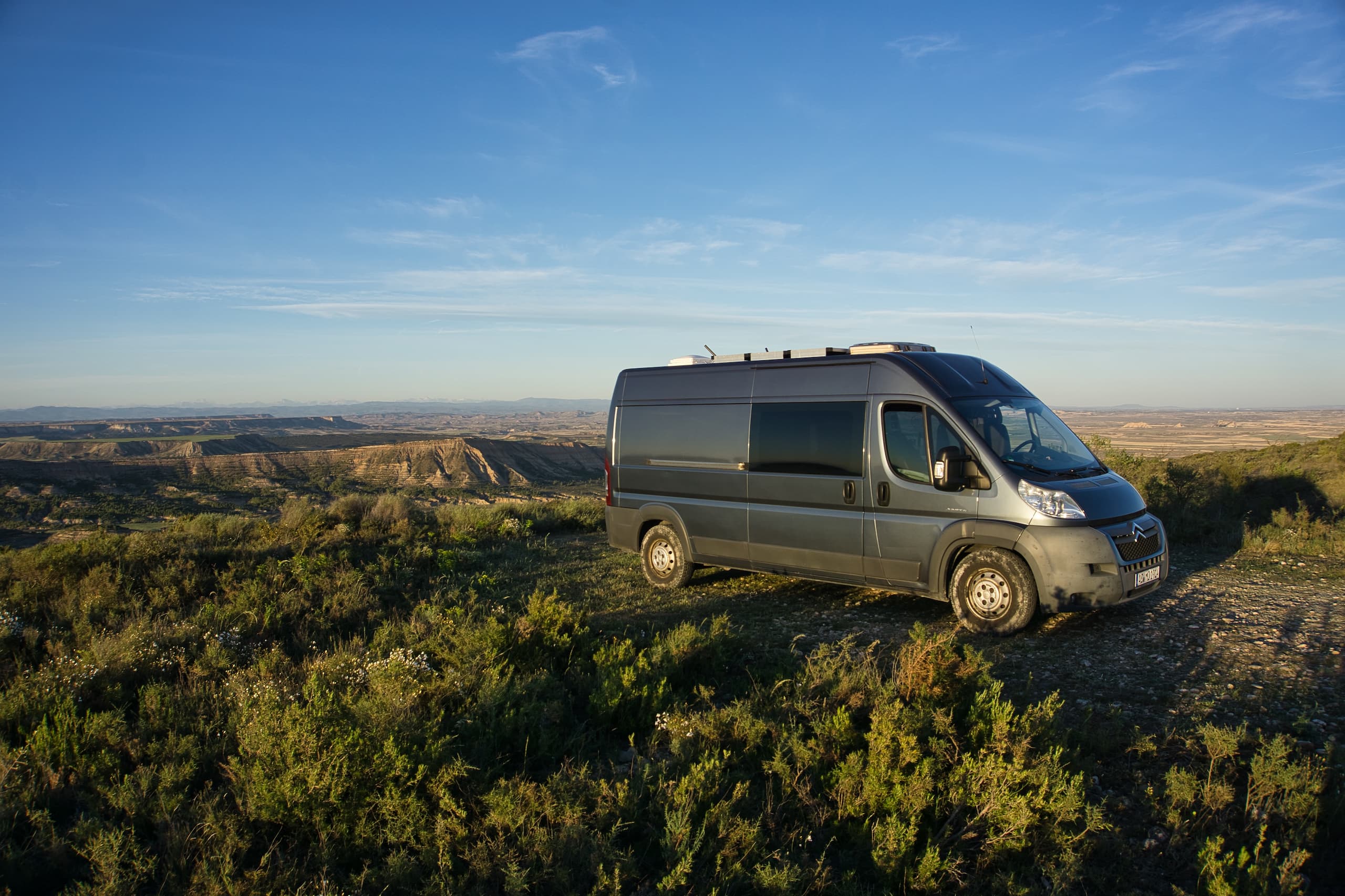 Van von außen mit Blick auf die Bardenas Reales