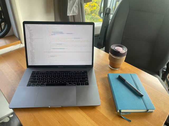 Arbeitsplatz - Laptop, Kaffee, Block
