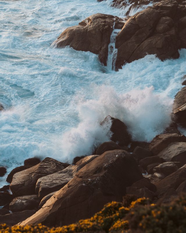 Wellen die gegen Felsen knallen