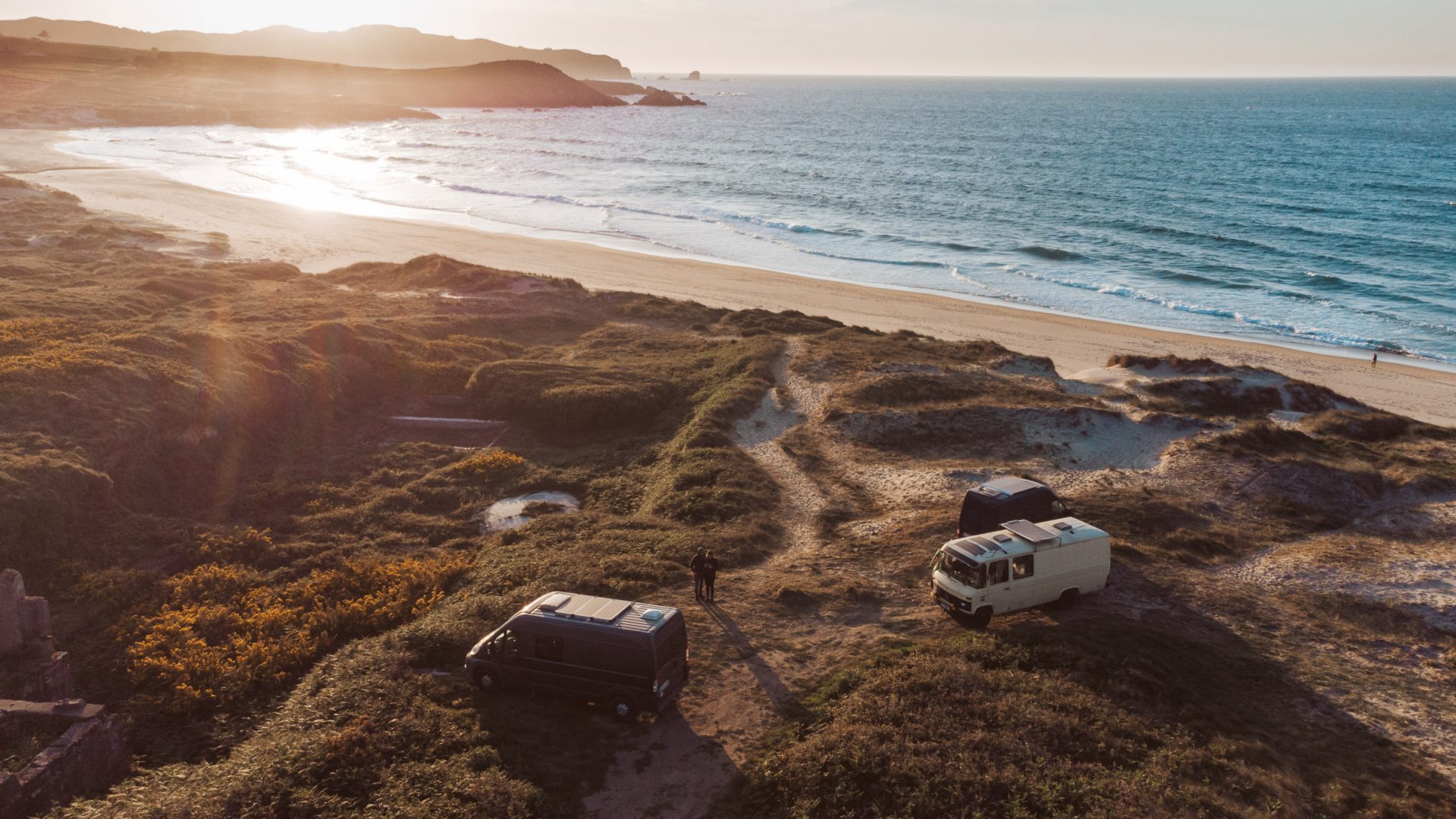 3 Camper Vans bei Sonnenuntergang am Praia de Ponzo - Titelbild vom Beitrag Roadtrip Nordspanien