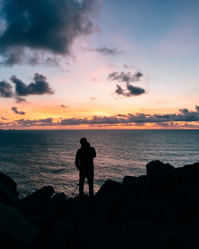 Mensch fotografiert bei Sonnenuntergang am Punta Estaca de Bares