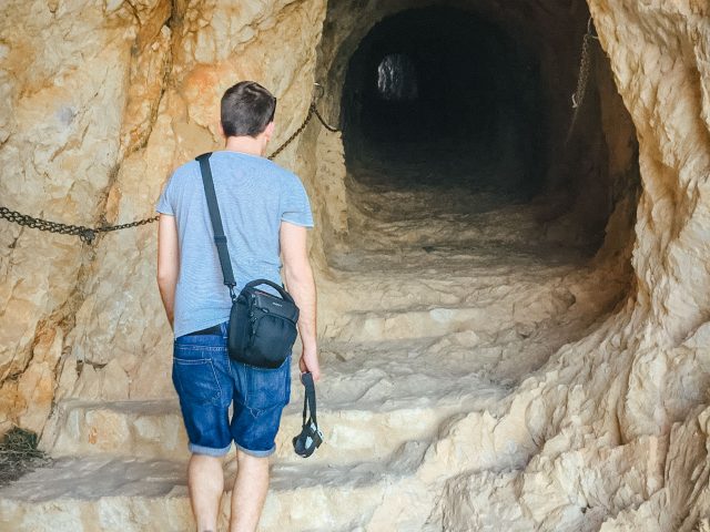 Jan geht durch einen Tunnel am Penyal d'Ifac