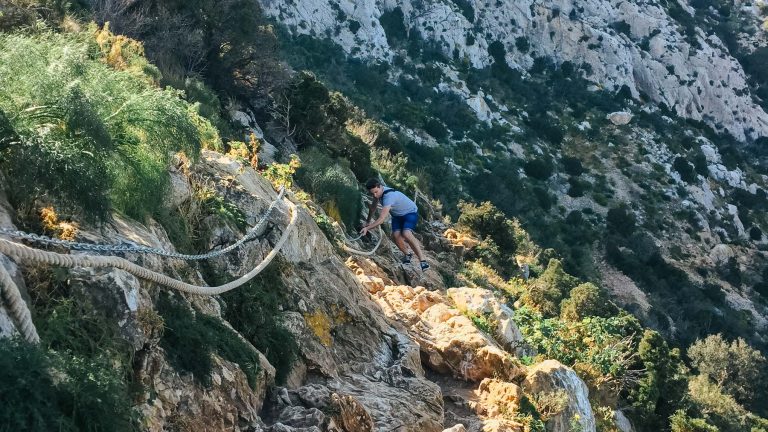 Jan geht den Kletterweg hoch hinauf auf den Penyal d'Ifac