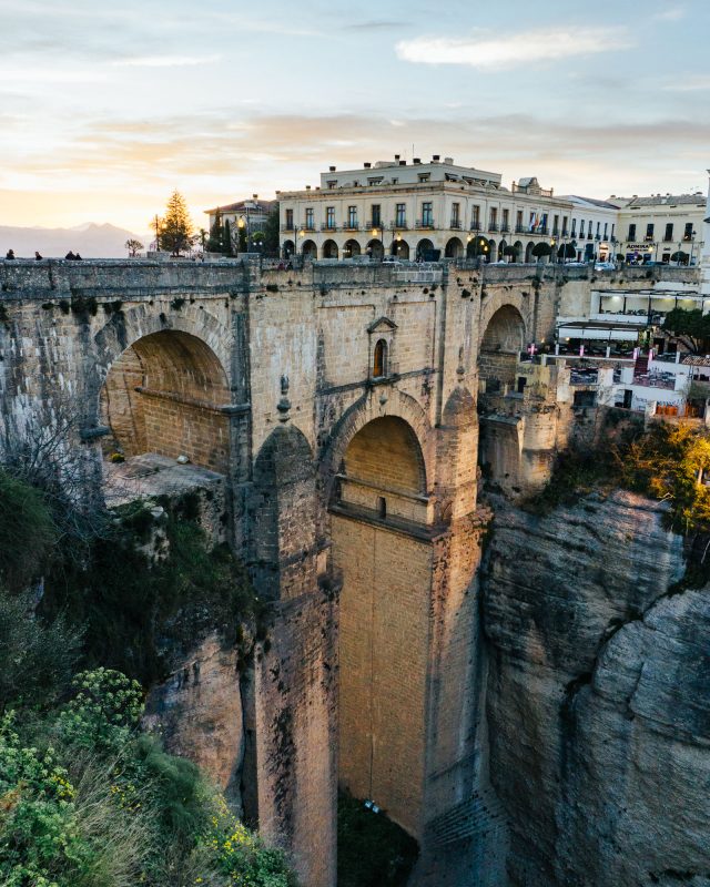 Rondas Wahrzeichen, die Brücke, von der Stadt aus fotografiert
