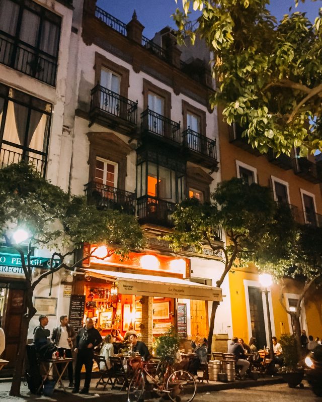 Bars in Sevilla bei Nacht