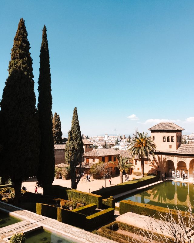 Teil des Alhambrageländes mit Aussicht auf die Stadt