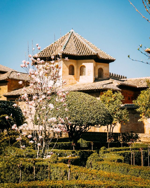 Gebäude der Alhambra im Garten