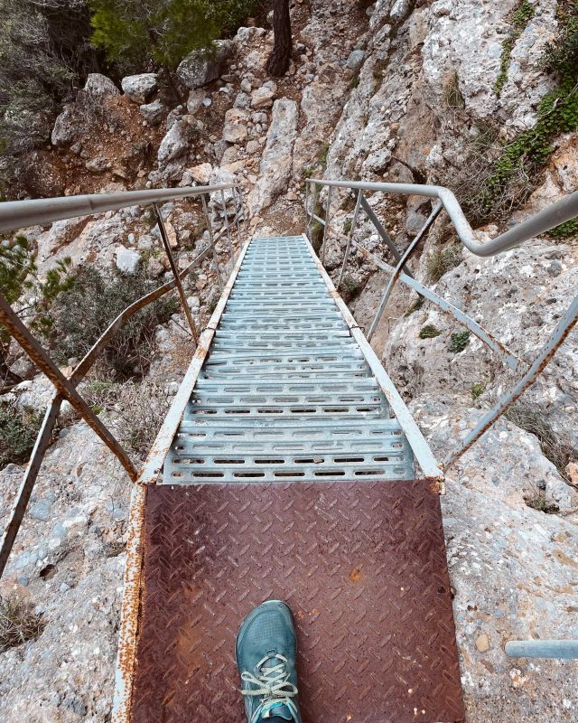 Pefki Schlucht - Steile Metalltreppen überbrücken Höhenmeter