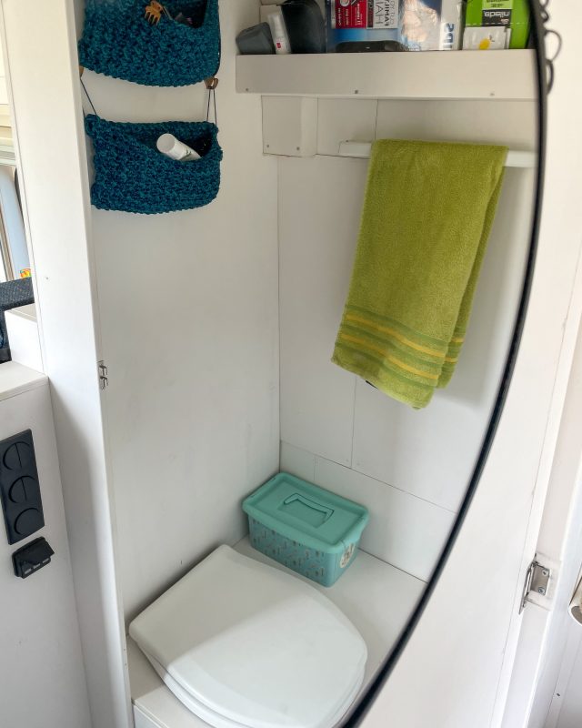 Trockentrenntoilette selber bauen - kleines Bad im Camper - Spiegelbild