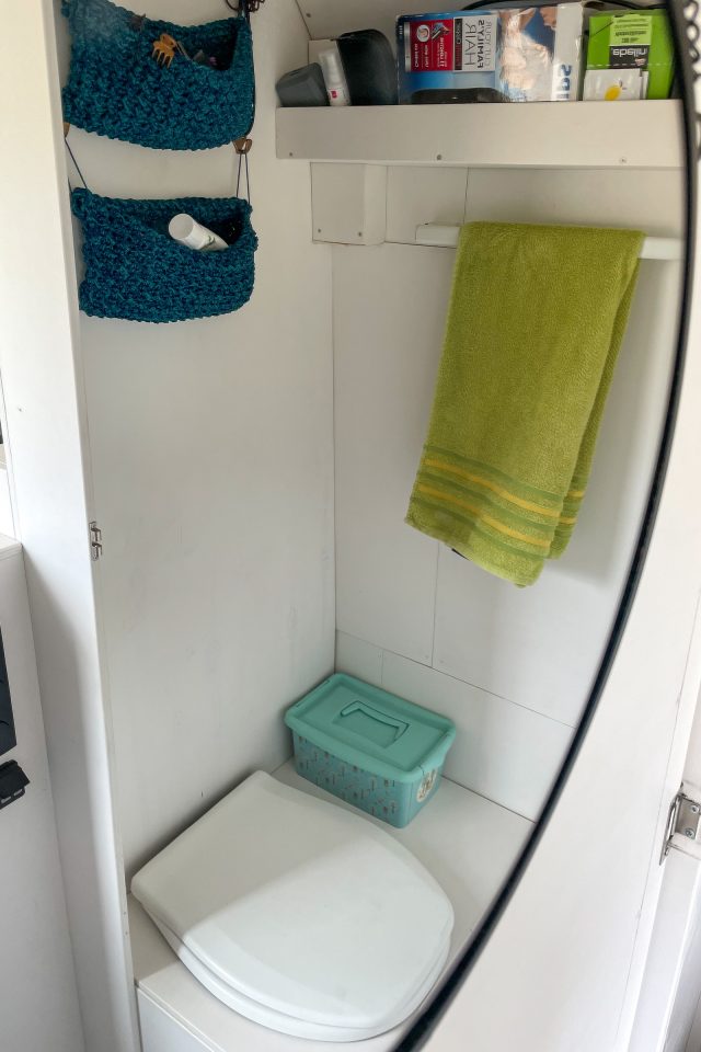 Trockentrenntoilette selber bauen - kleines Bad im Camper - Spiegelbild