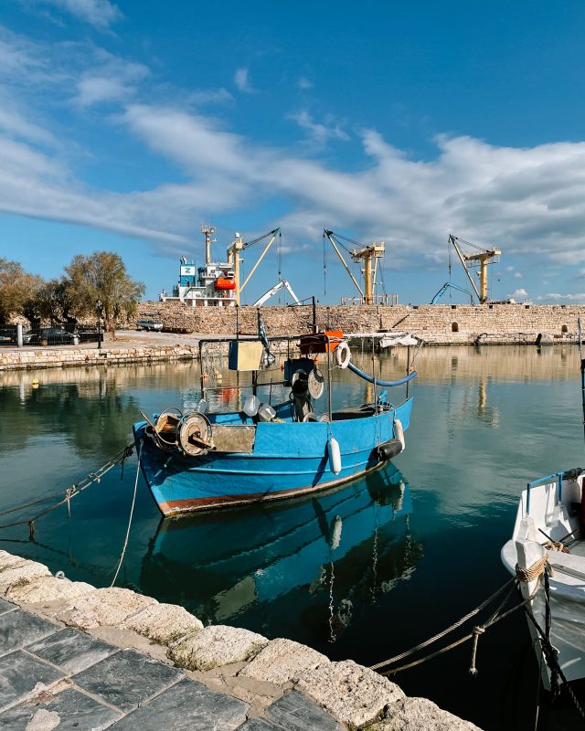 Blaues Boot im Hafen in Rethymno - Kreta Roadtrip